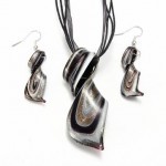 Set colier si cercei din sticla cu pietre Set colier si cercei din sticla cu pietre